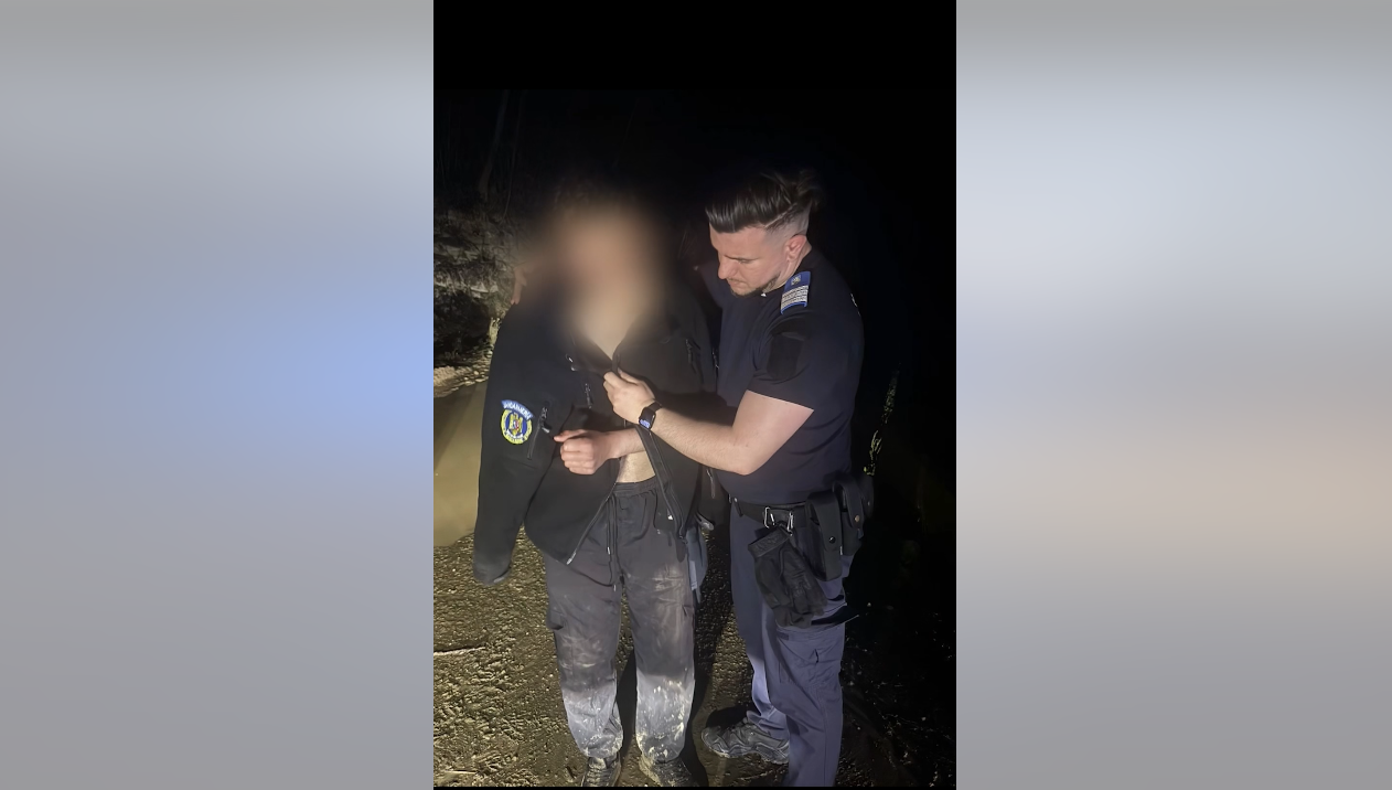 Tânăr, salvat de jandarmi după ce a fost fugărit de un urs. El şi-a aruncat lucrurile și motocicleta pentru a scăpa de animal