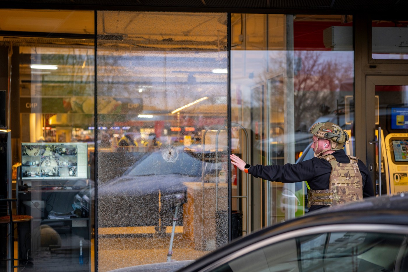 Atac armat într-un supermarket din Kiev: cel puțin 6 morți și 9 răniți. Atacatorul, ucis de forțele speciale