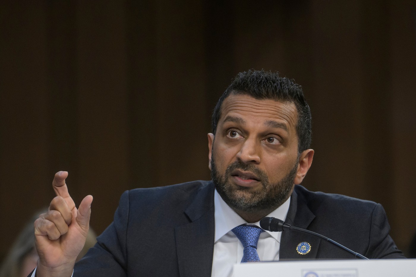 Reacția șefului FBI, Kash Patel, după ce o publicație a dezvăluit că ar consuma alcool în exces: „Pregătiți carnetul de cecuri”