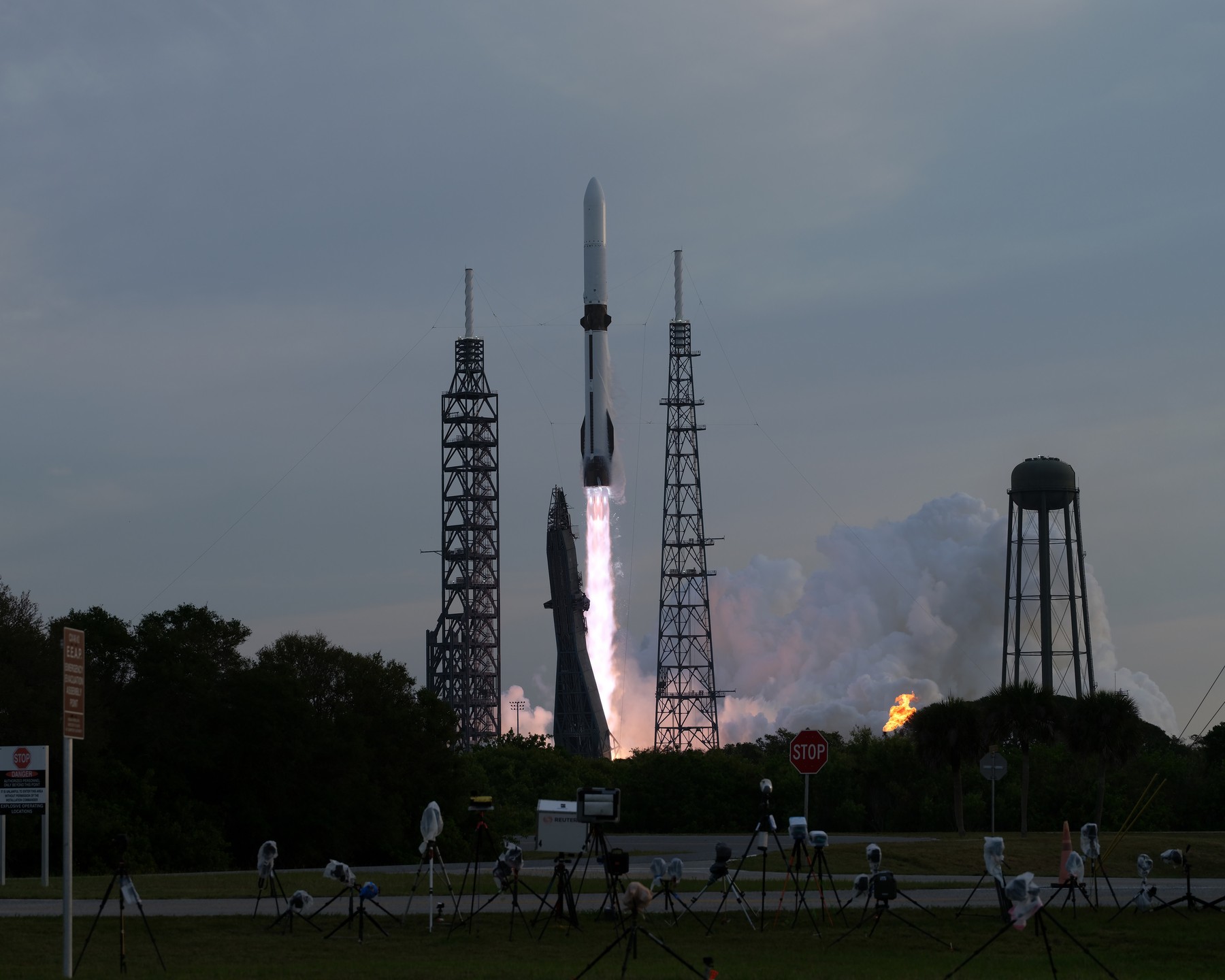 Compania spațială Blue Origin lansează pentru prima dată o rachetă echipată cu un motor reutilizabil