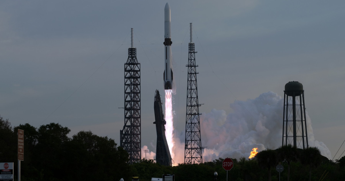 Blue Origin lansează racheta New Glenn cu motor reutilizabil