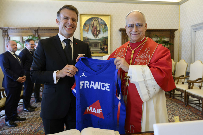 Macron, primit de Papa Leon al XIV-lea la Vatican. Ce cadouri i-a oferit liderul francez Suveranului Pontif 2 Pope Leo XIV Meets Emmanuel Macron - Vatican, Rome - 10 Apr 2026