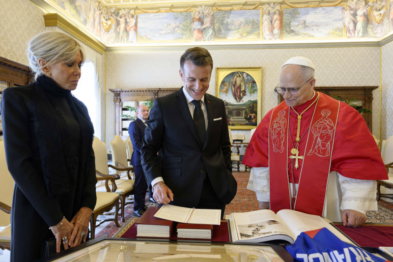 Macron, primit de Papa Leon al XIV-lea la Vatican. Ce cadouri i-a oferit liderul francez Suveranului Pontif 3 Pope Leo XIV Meets Emmanuel Macron - Vatican
