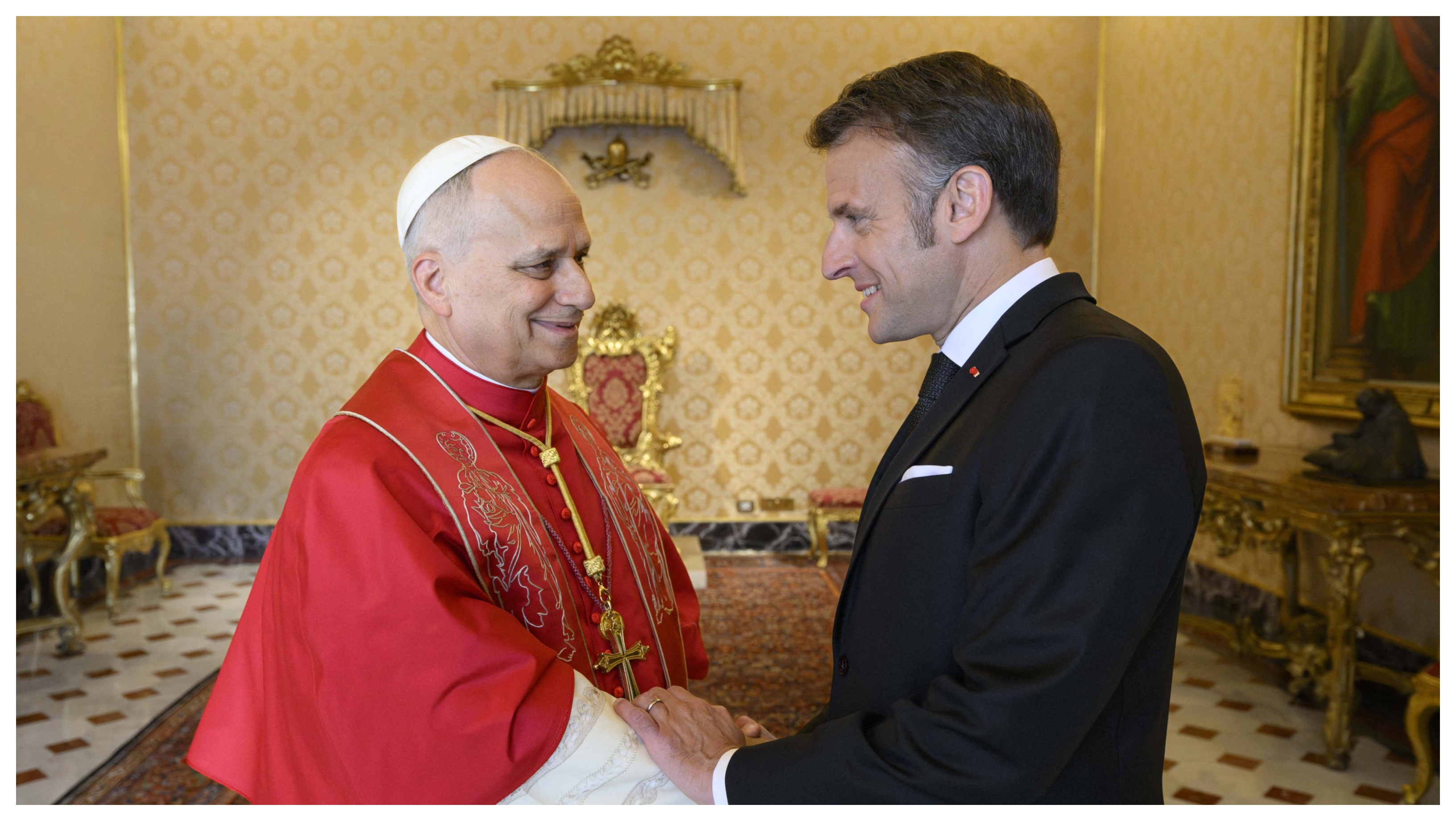 Macron, primit de Papa Leon al XIV-lea la Vatican. Ce cadouri i-a oferit liderul francez Suveranului Pontif