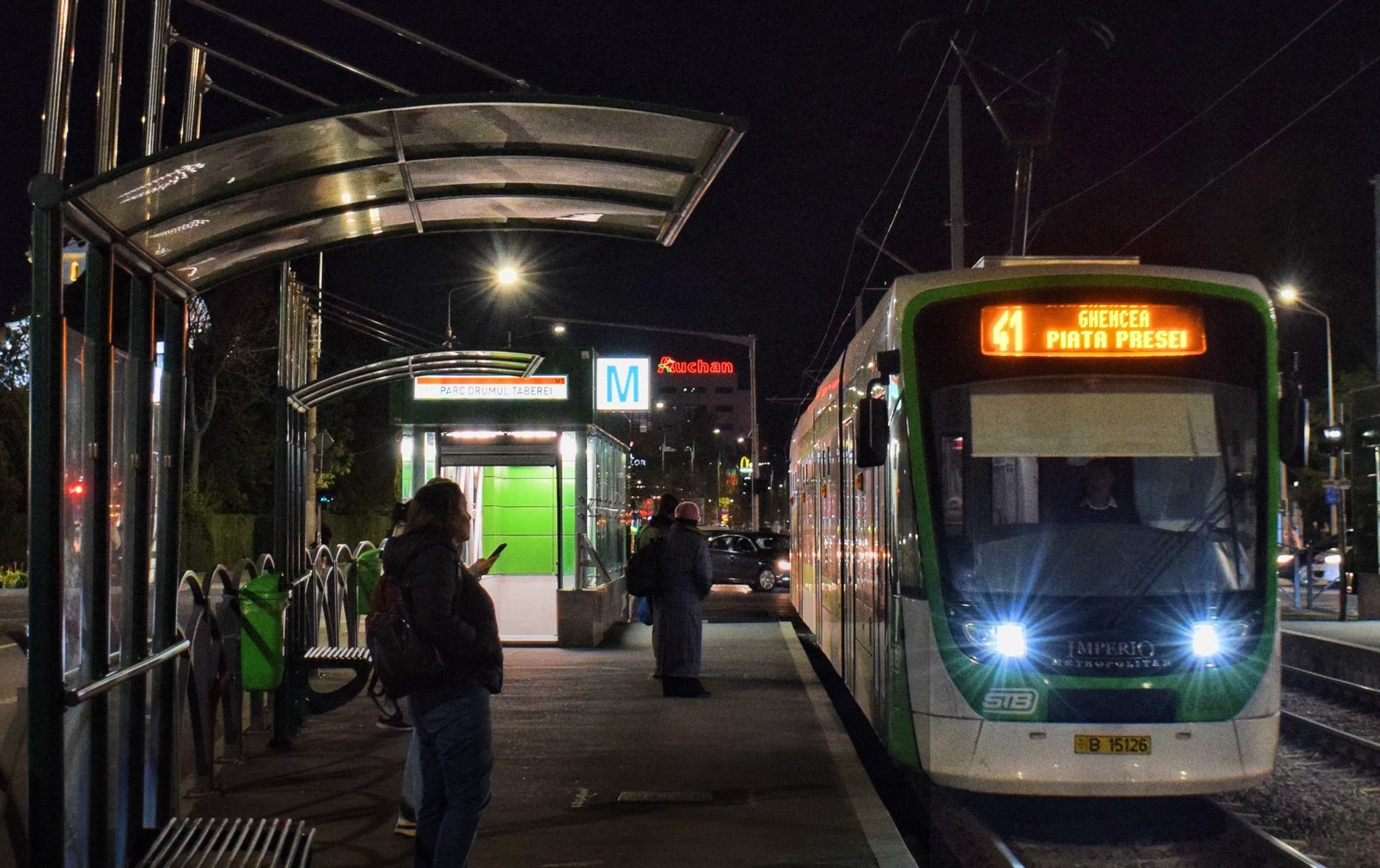 Transportul public în București în noaptea de Înviere. STB: tramvaiul 41 și 25 de linii de noapte disponibile. Metroul circulă non-stop