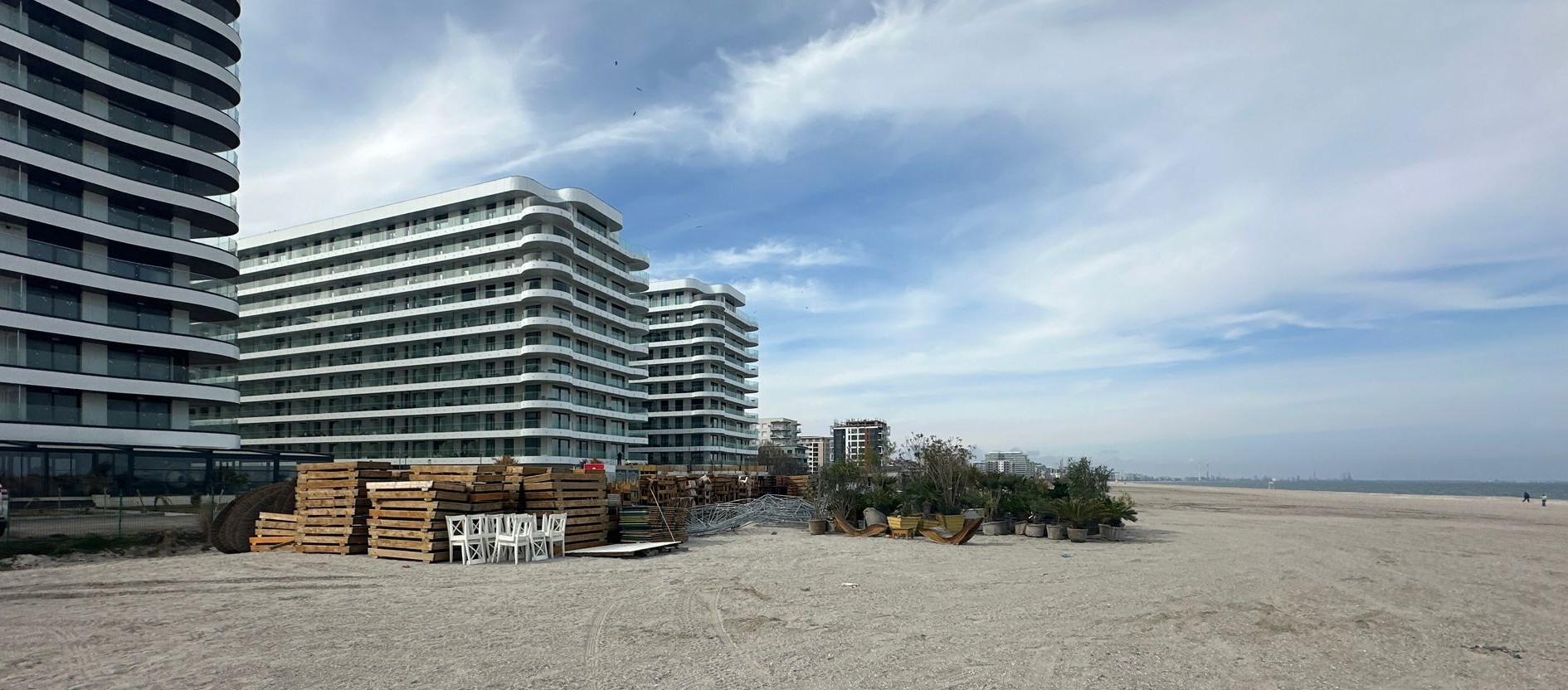 Două firme au încercat să amenajeze ilegal mai multe zone de plajă în Năvodari: zeci de șezlonguri și echipamente, ridicate