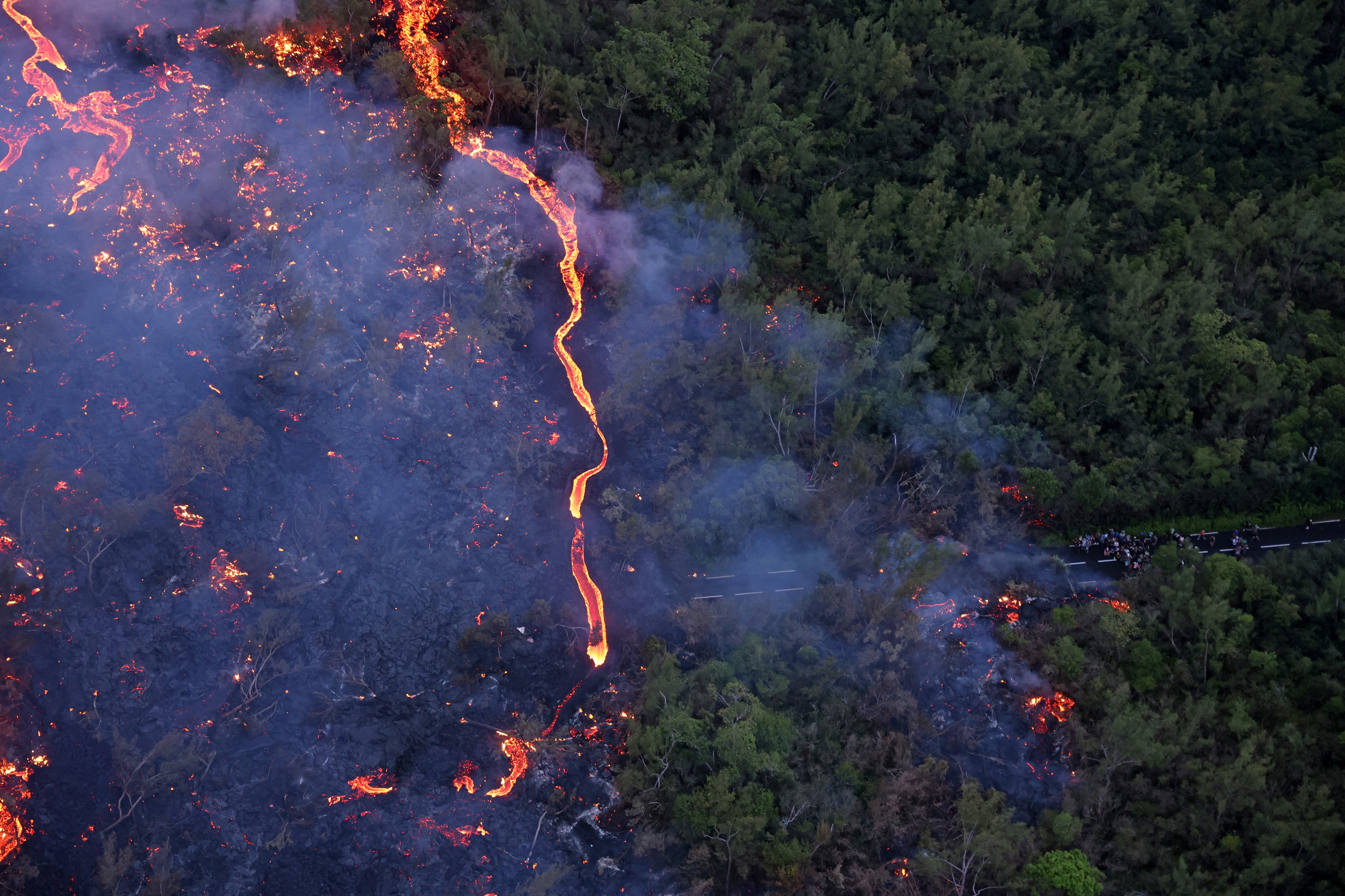 Noi imagini din satelit surprind lava vulcanului din Reunion curgând spre ocean