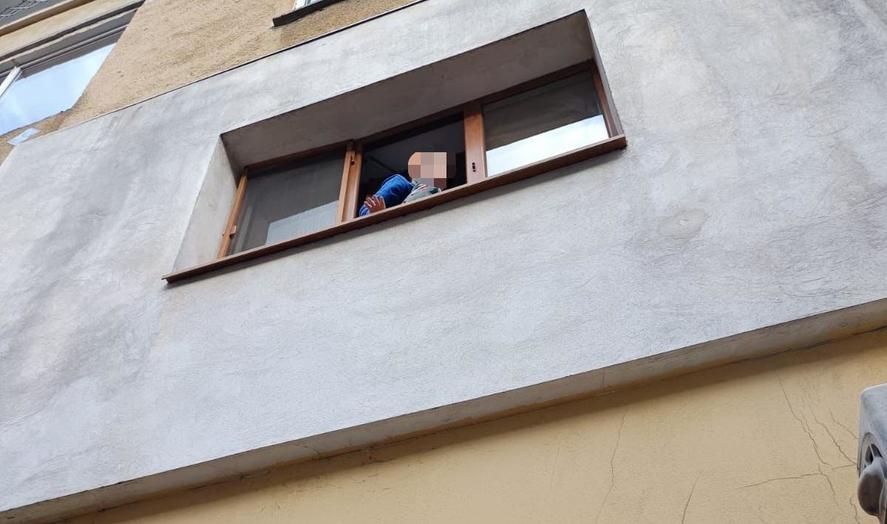 Copil salvat de polițiști de pe marginea unei ferestre, într-un bloc din Râmnicu Vâlcea