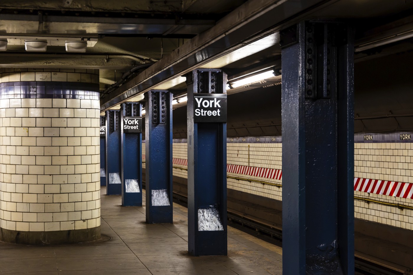 SUA: Poliţia a împuşcat mortal un bărbat care a înjunghiat trei persoane la metroul din New York