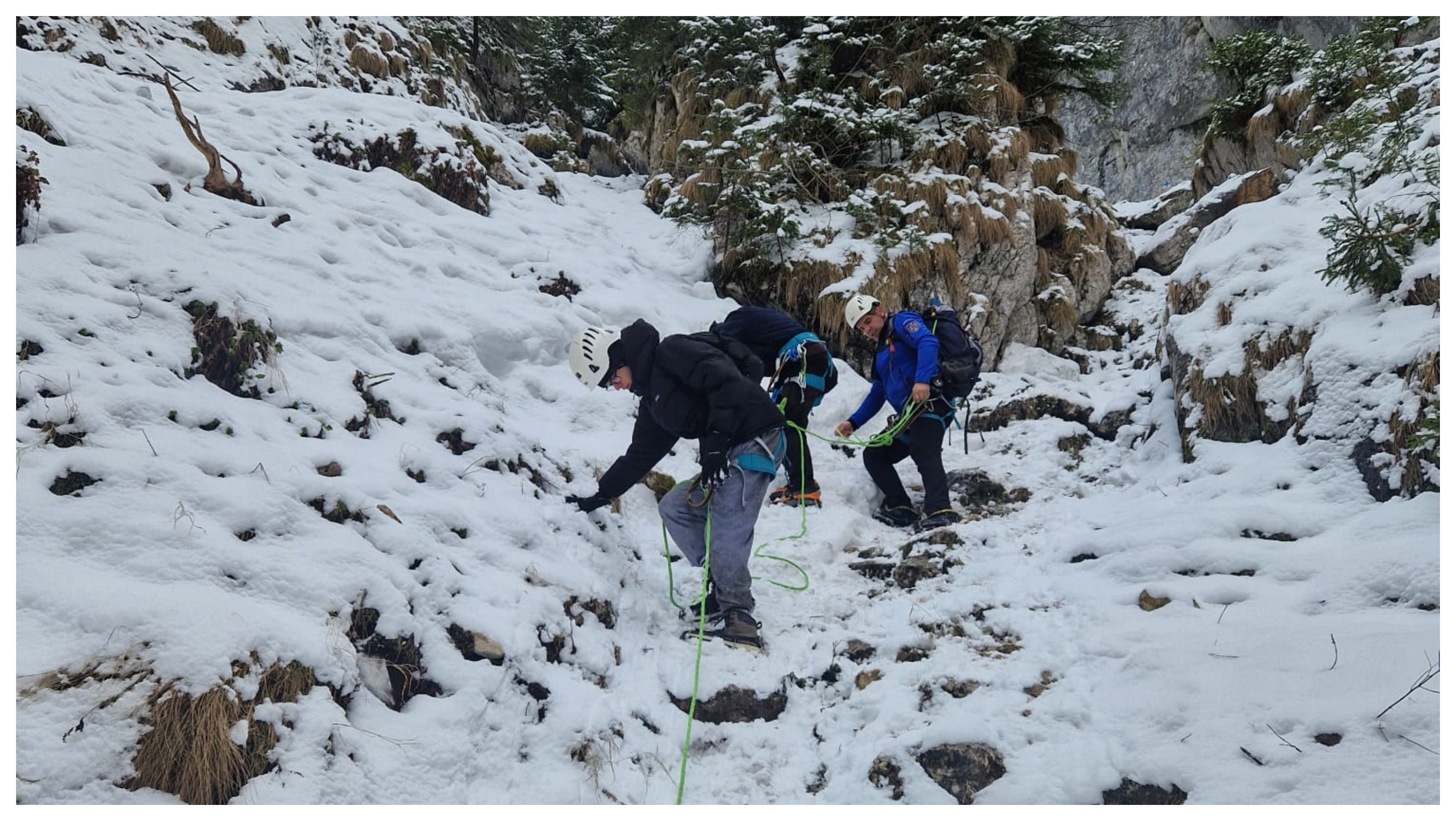 Intervenție dificilă în Piatra Craiului: doi turiști blocați pe un traseu acoperit de gheață au fost salvați de jandarmi