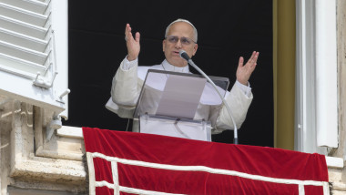 ITALY - POPE LEO XIV WAVES RO THE CROWD FROM THE WINDOW OF THE APOSTOLIC PALACE OVERLOOKING ST PETER's SQUARE DURING THE ANGELUS PRAYER AT THE VATICAN- 2026/4/12