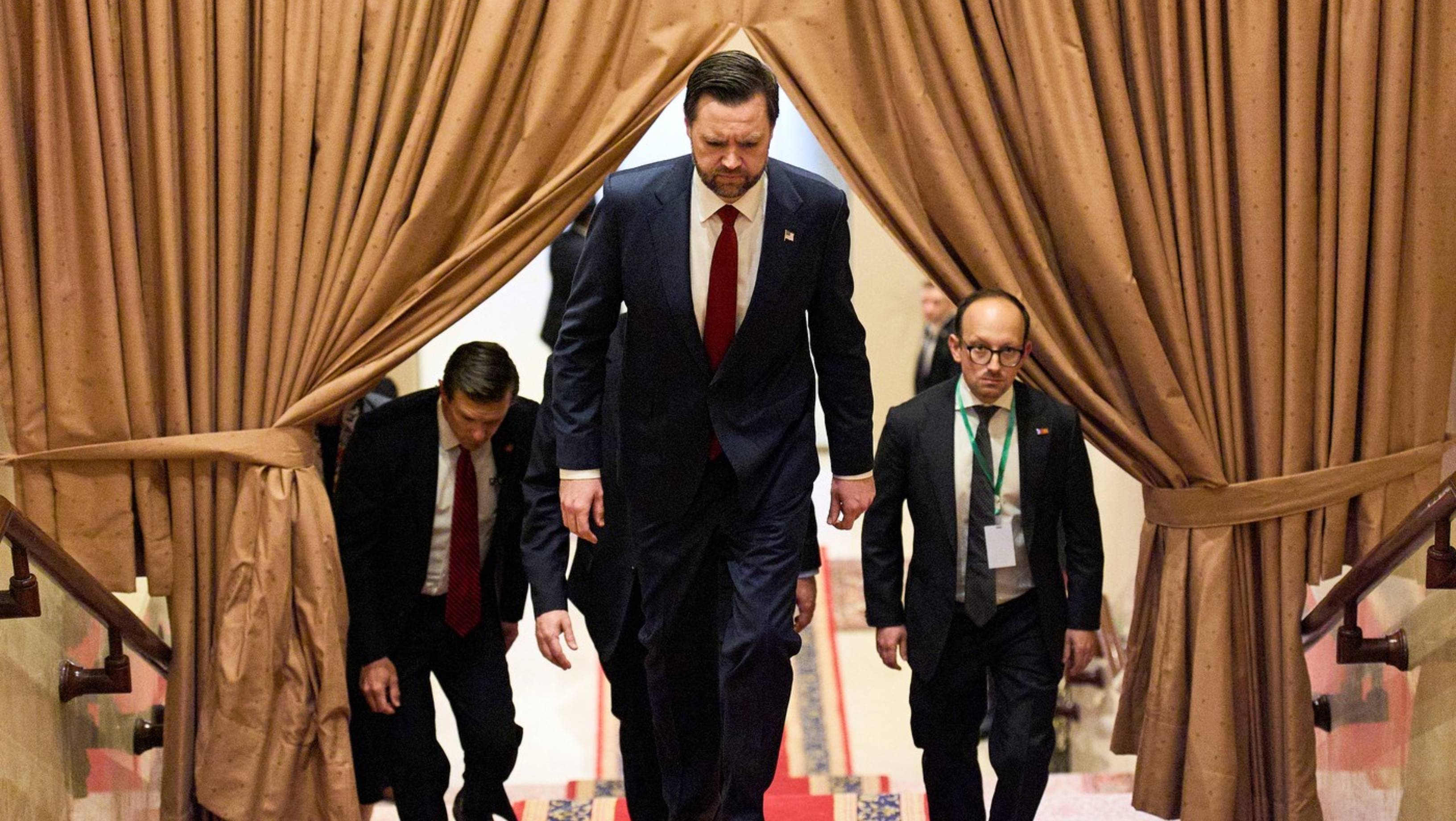 „Nu puteți dicta condiții”. Avioane pline de negociatori și prea puțin timp: cele 21 de ore de discuții dintre SUA și Iran