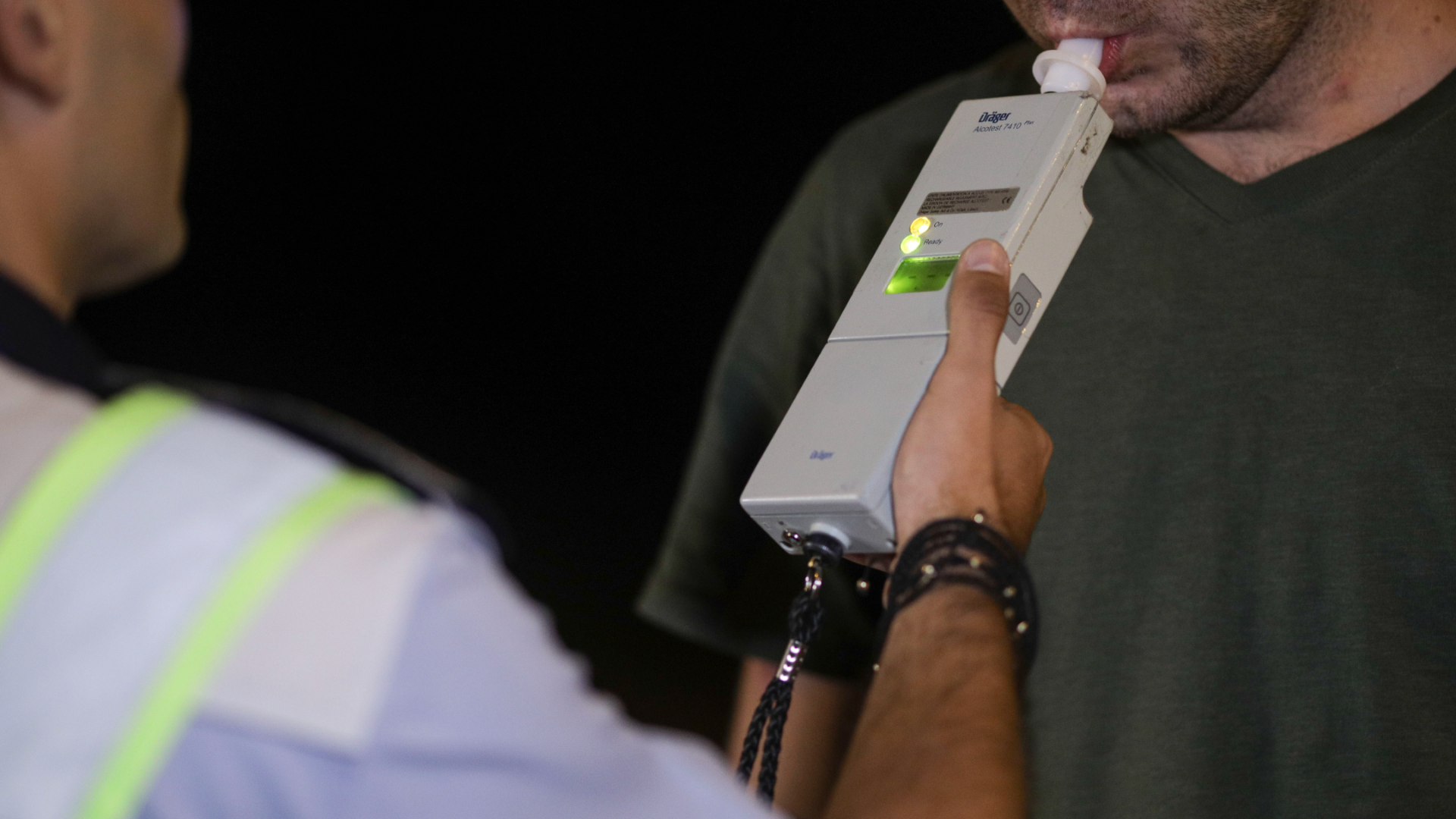 „Am băut o sticlă de whiskey şi câteva beri”. Şofer începător, prins beat la volan, cu trei copii în mașină