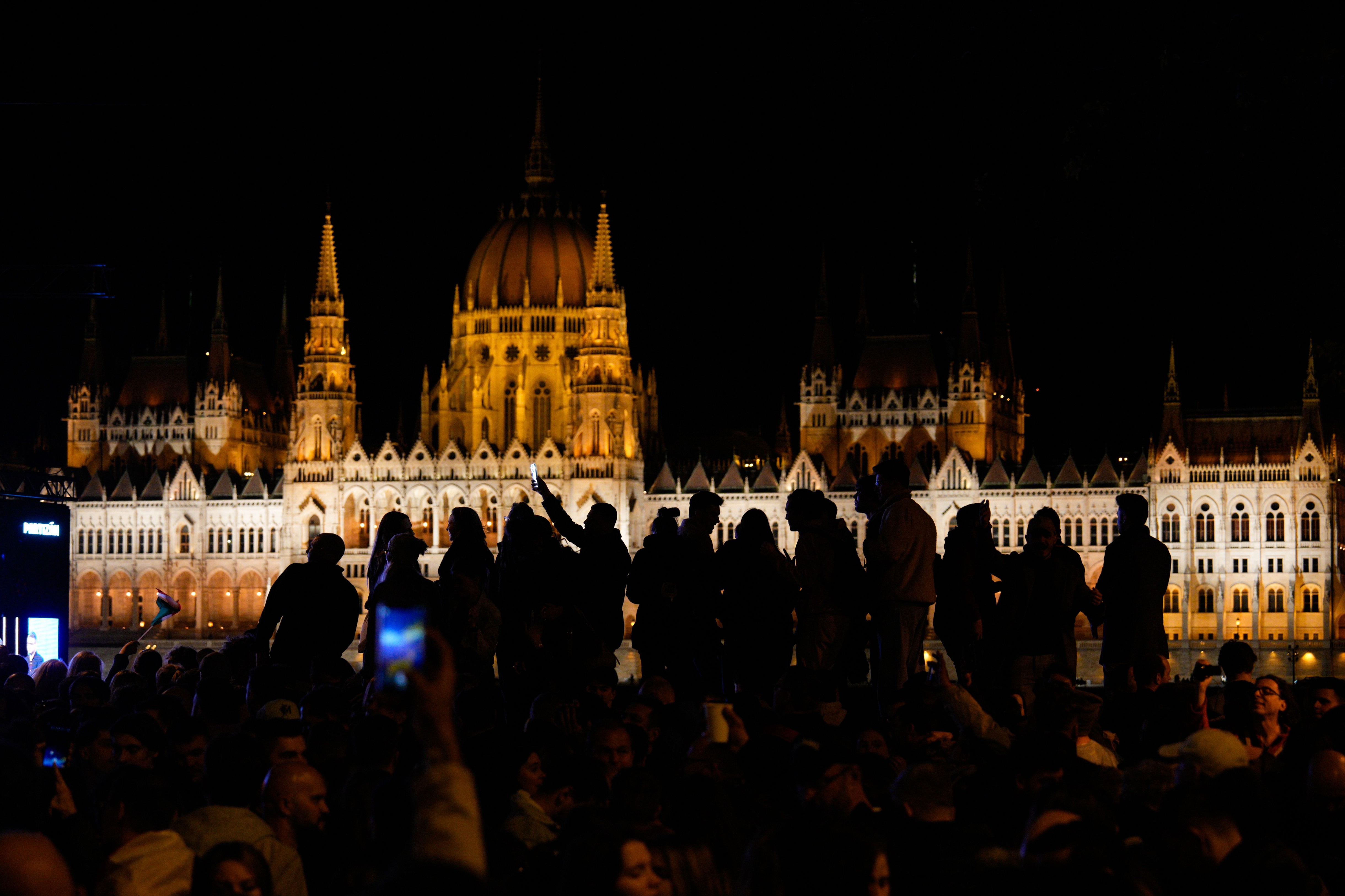 Budapesta, transformată în arenă de petrecere după alegerile care au pus capăt erei Orban: „M-am rugat pentru asta timp de 16 ani”