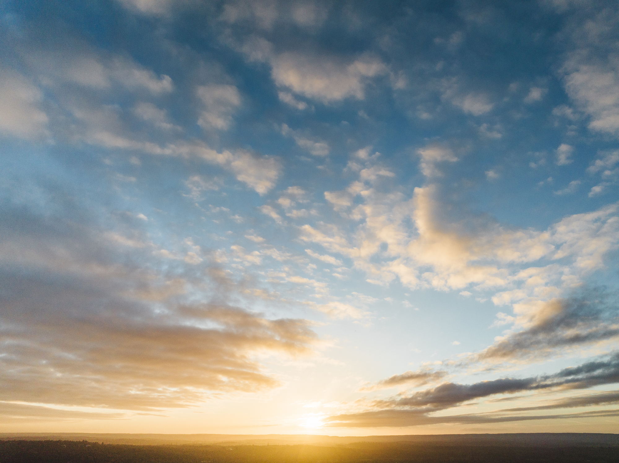Vreme frumoasă în București: temperaturi plăcute și cer variabil. Cod galben de vânt în județul Caraș-Severin