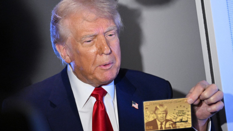 Președintele american Donald Trump prezintă „Gold card”.