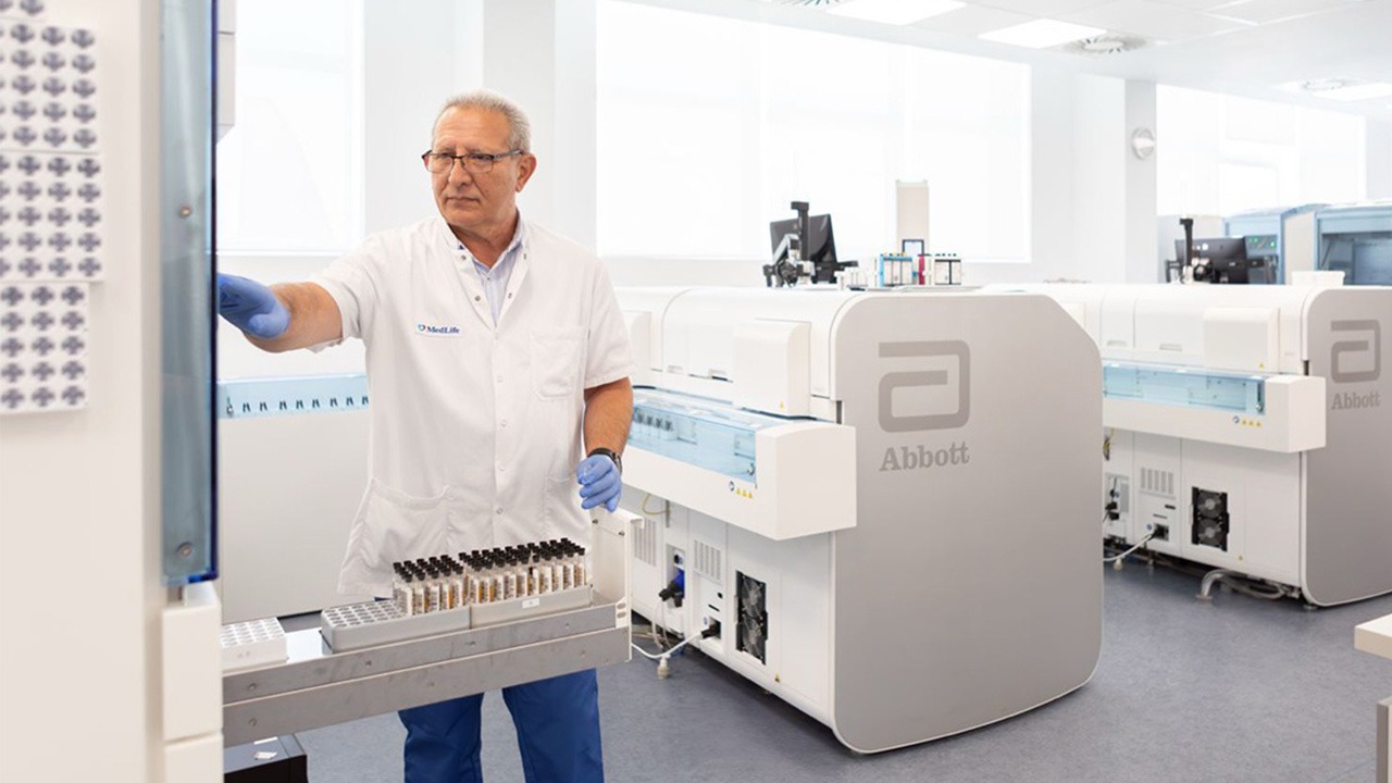 De la probă la rezultat: cum funcționează un laborator de analize automatizat?
