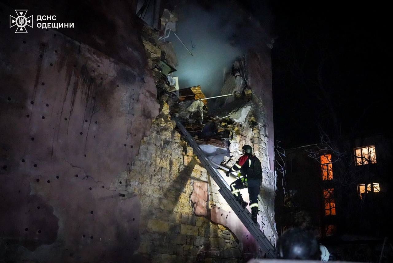 Rusia a atacat cu drone și rachete zone rezidențiale din Odesa: cel puțin doi oameni au fost uciși. Mobilizare în forță a salvatorilor