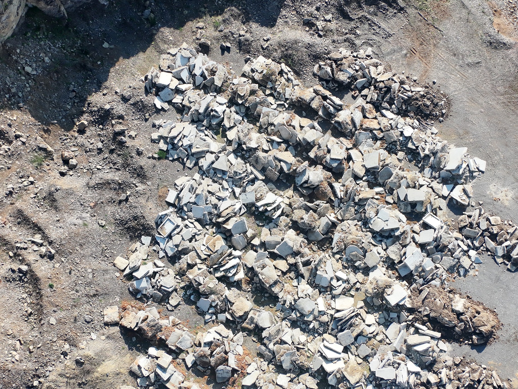 O primărie din Arad a fost amendată cu 70.000 de lei după ce Garda de Mediu a găsit o groapă de gunoi ilegală, cu ajutorul unei drone