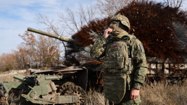 Militar rus lângă tehnică de artilerie în zona Donețk, aflată sub controlul Moscovei.
