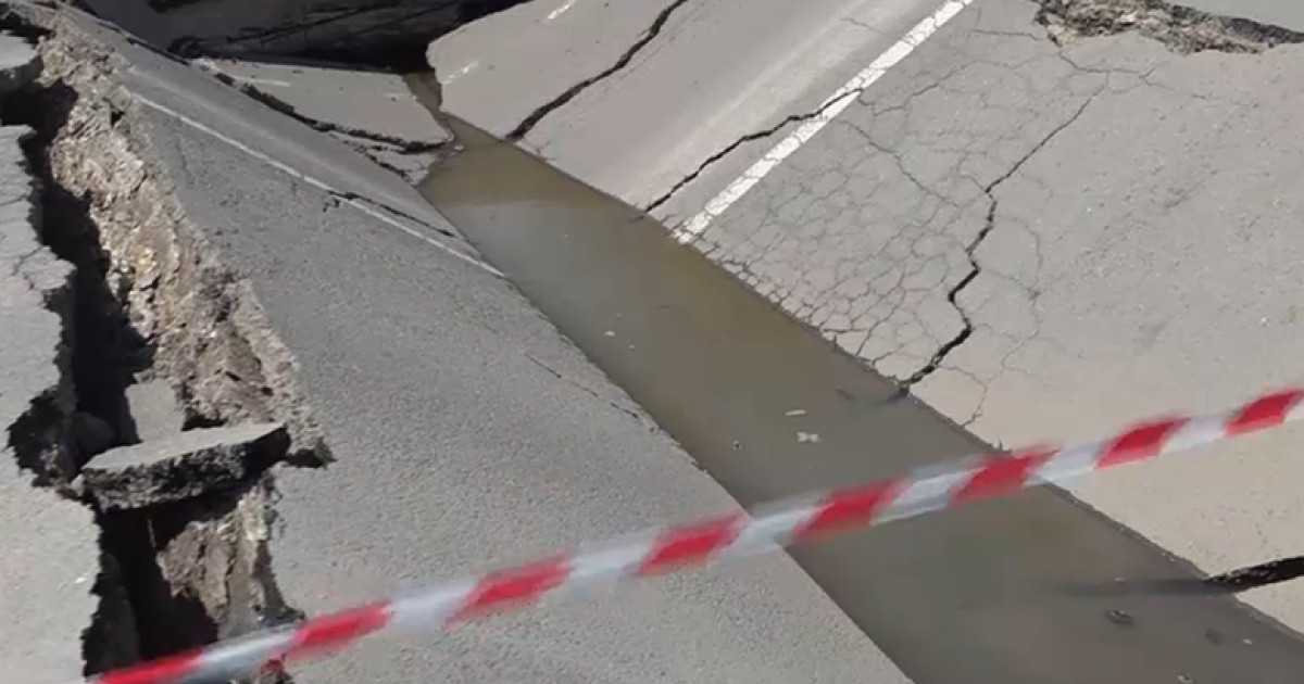 O bucată de pod de pe drumul principal din Techirghiol s-a prăbușit. Traficul este blocat în zonă