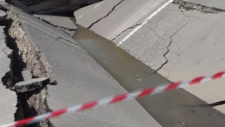 O bucată de pod de pe drumul principal din Techirghiol s-a prăbușit. Traficul este blocat în zonă