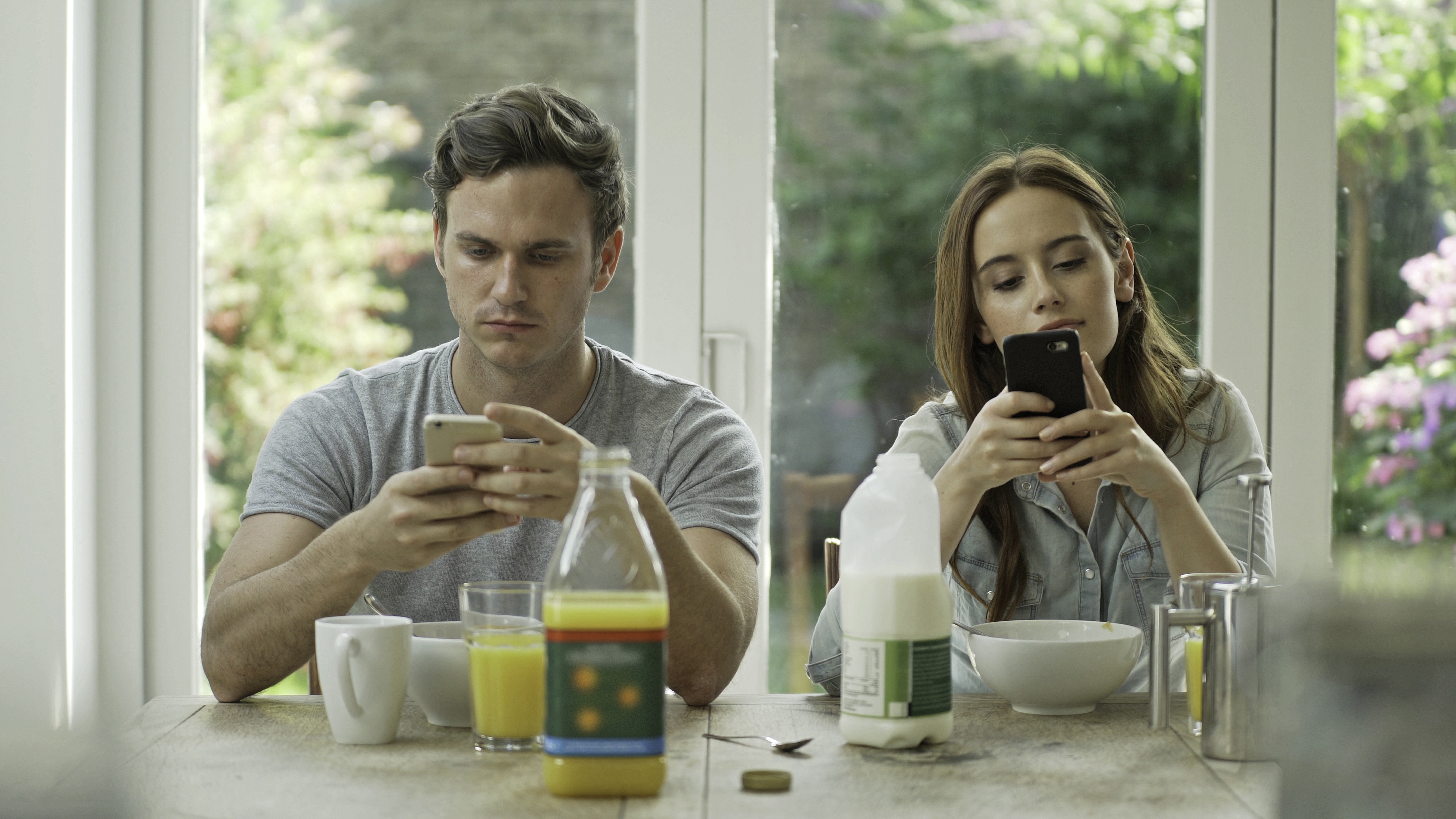 Dependența de telefon, explicată de specialiști. Semnele și efectele asupra creierului: „Un comportament dificil de controlat”