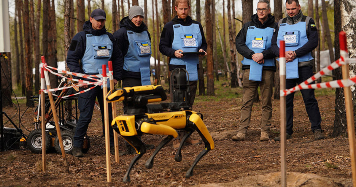 Prinţul Harry învaţă în Ucraina tehnici de deminare cu drone, roboți și ochelari cu realitate virtuală