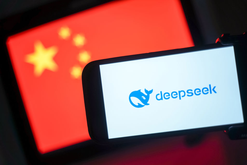 SUA acuză DeepSeek și alte companii chineze de AI că ar fura tehnologie americană. Avertisment global al Departamentului de Stat