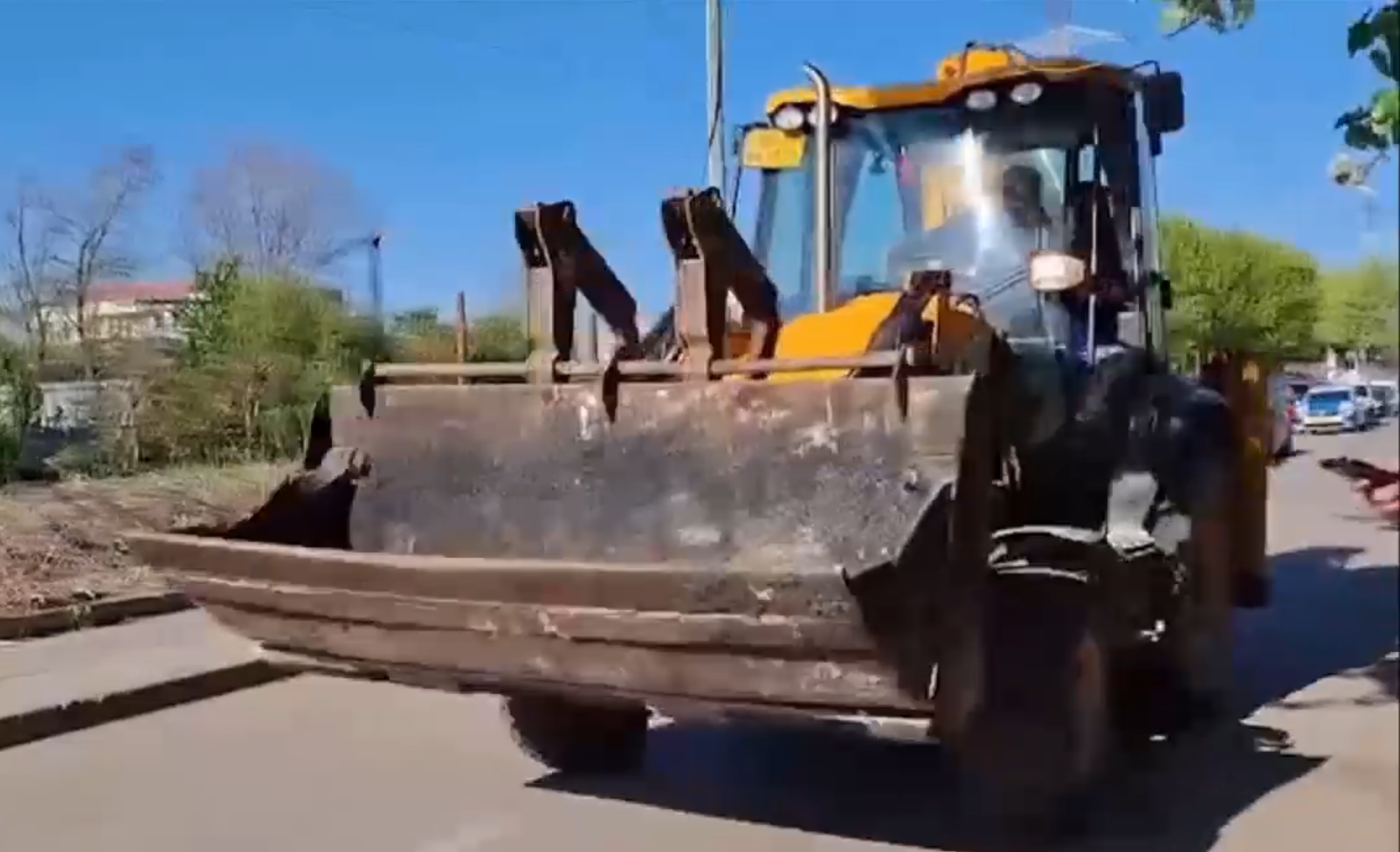 „Am venit să iau drona”. Un buldoexcavator de la o firmă de salubrizare din Galați, trimis în locul unde a căzut aparatul de zbor