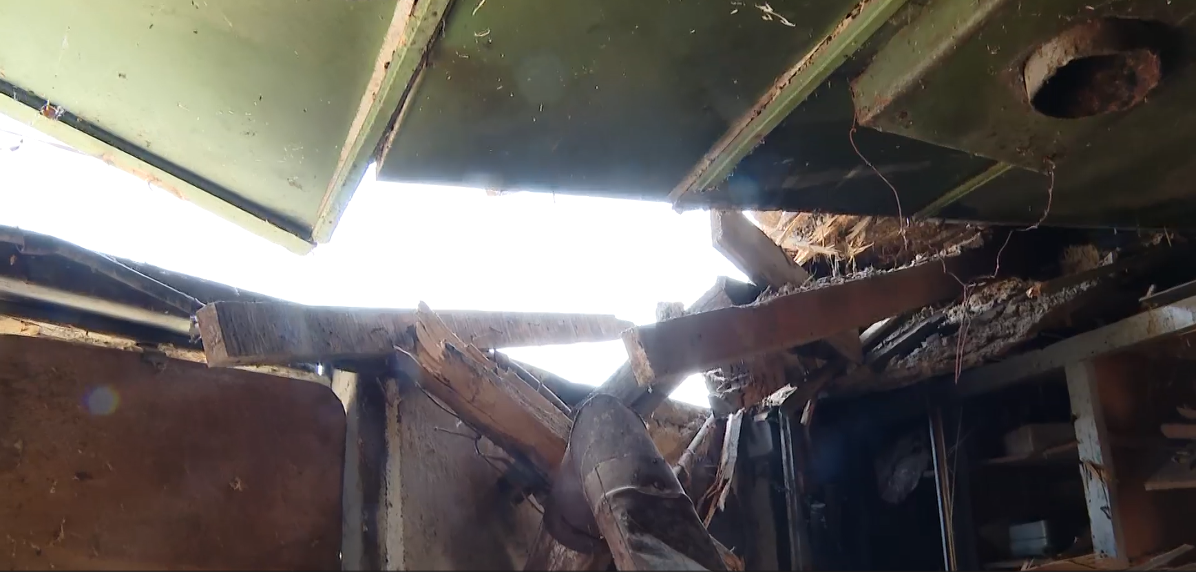 VIDEO Proprietara casei din Galați, după ce o dronă cu explozibil a căzut în curte: „Am avut un șoc. Am scăpat cu viață”