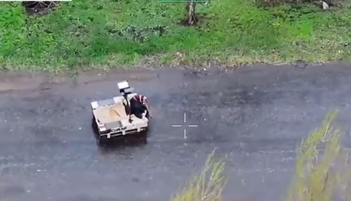 Misiune de salvare impresionantă în Ucraina. O femeie de 77 de ani a fost găsită cu drona și evacuată cu un robot