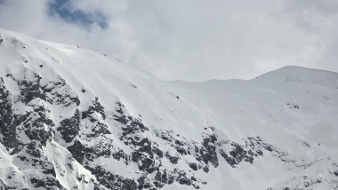 muntii bucegi cu zapada