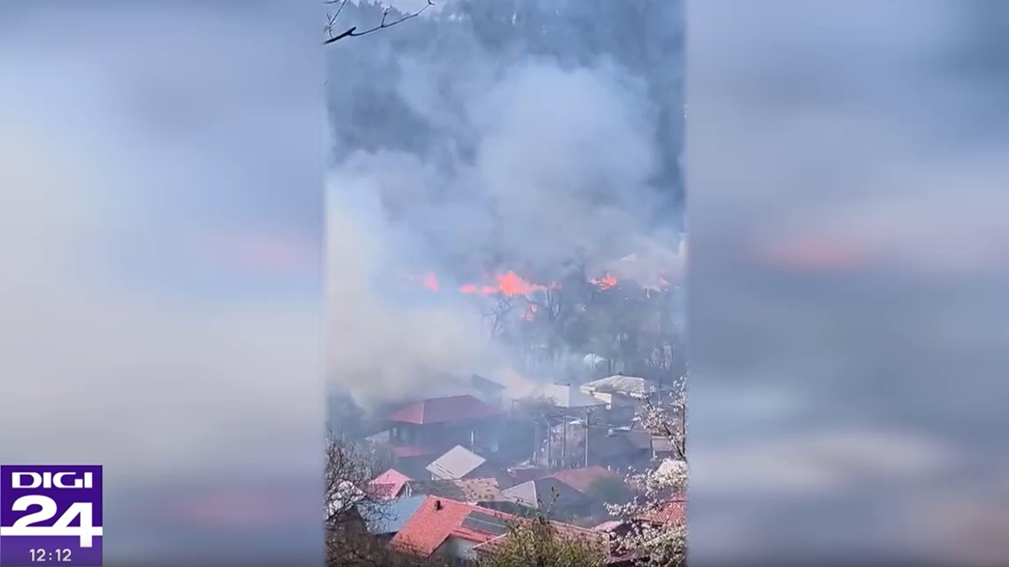 Incendiu într-un sat din Vrancea. Ard 11 case și flăcările riscă să se extindă