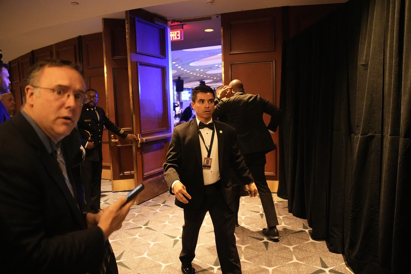 De ce JD Vance a fost scos primul din sala de bal, apoi a urmat Trump, în timpul incidentului de la dineul Asociației Corespondenților