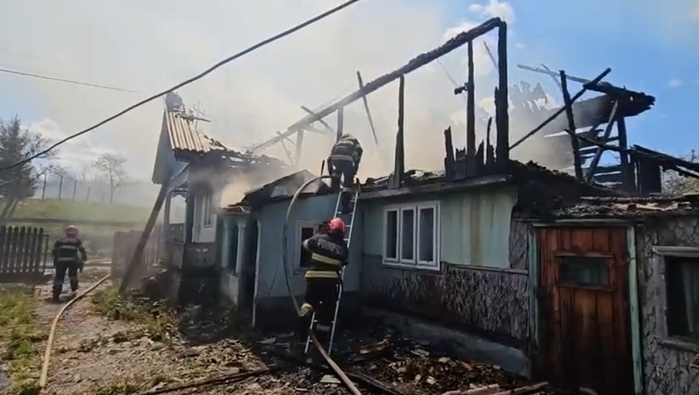 Incendiu într-un sat din Vrancea. Ard 18 case din lemn, mobilizare masivă a pompierilor. O persoană a fost rănită