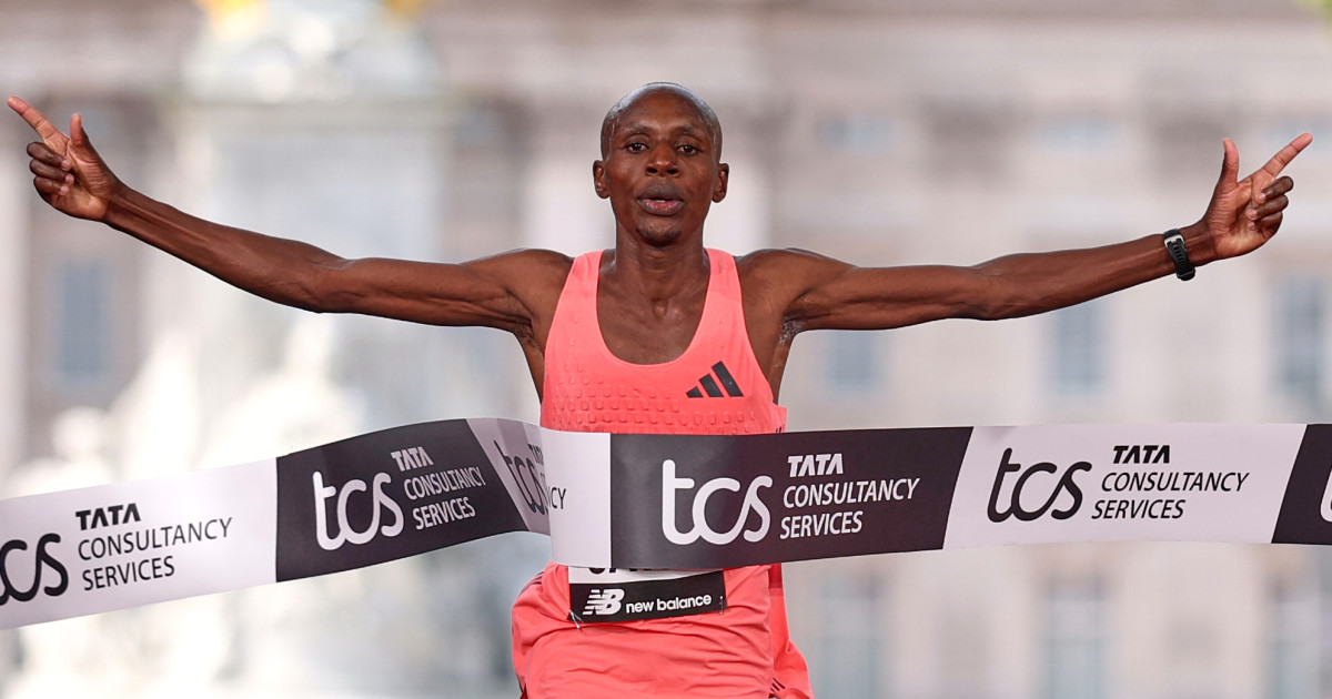 El este primul bărbat care a aleargat un maraton sub două ore. Recordul, stabilit astăzi la Londra