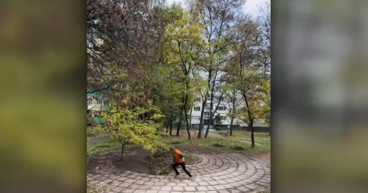 Un român din Vaslui a devenit un model de bun simț și hărnicie în Bulgaria. De ce petrece acesta ore întregi să curețe parcuri și alei