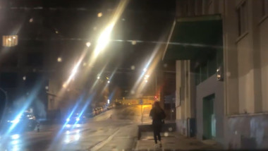 femeie pe marginea strazii trafic de persoane