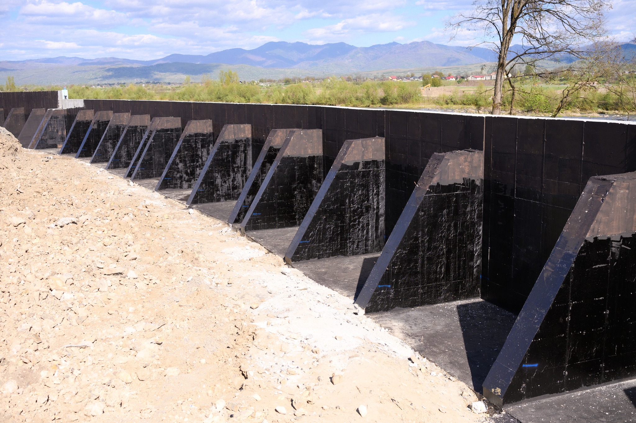 Podul rutier dintre România şi Ucraina, peste râul Tisa, va fi deschis în iulie. Investiţia se ridică la 50 milioane de euro