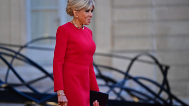 Le président Emmanuel Macron et sa femme Brigitte accueillent le président de la Mauritanie pour un banquet d'état au palais de l'Elysée à Paris
