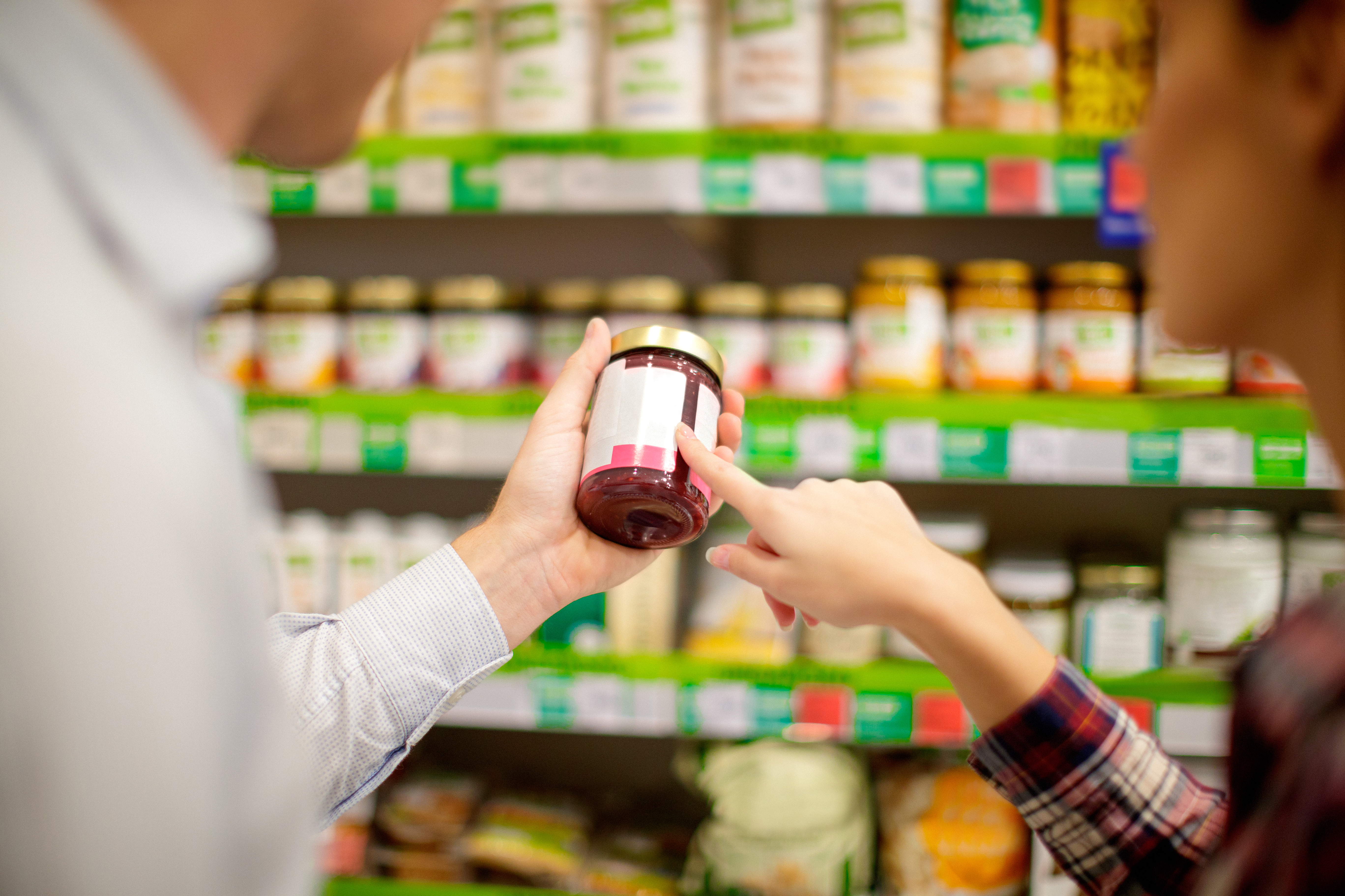 Cum citești corect eticheta alimentelor. Specialiștii explică diferența dintre „termen-limită” și „data optimă de consum”