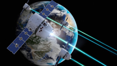 ilustrație cu sateliți pe orbita terestră și arme laser