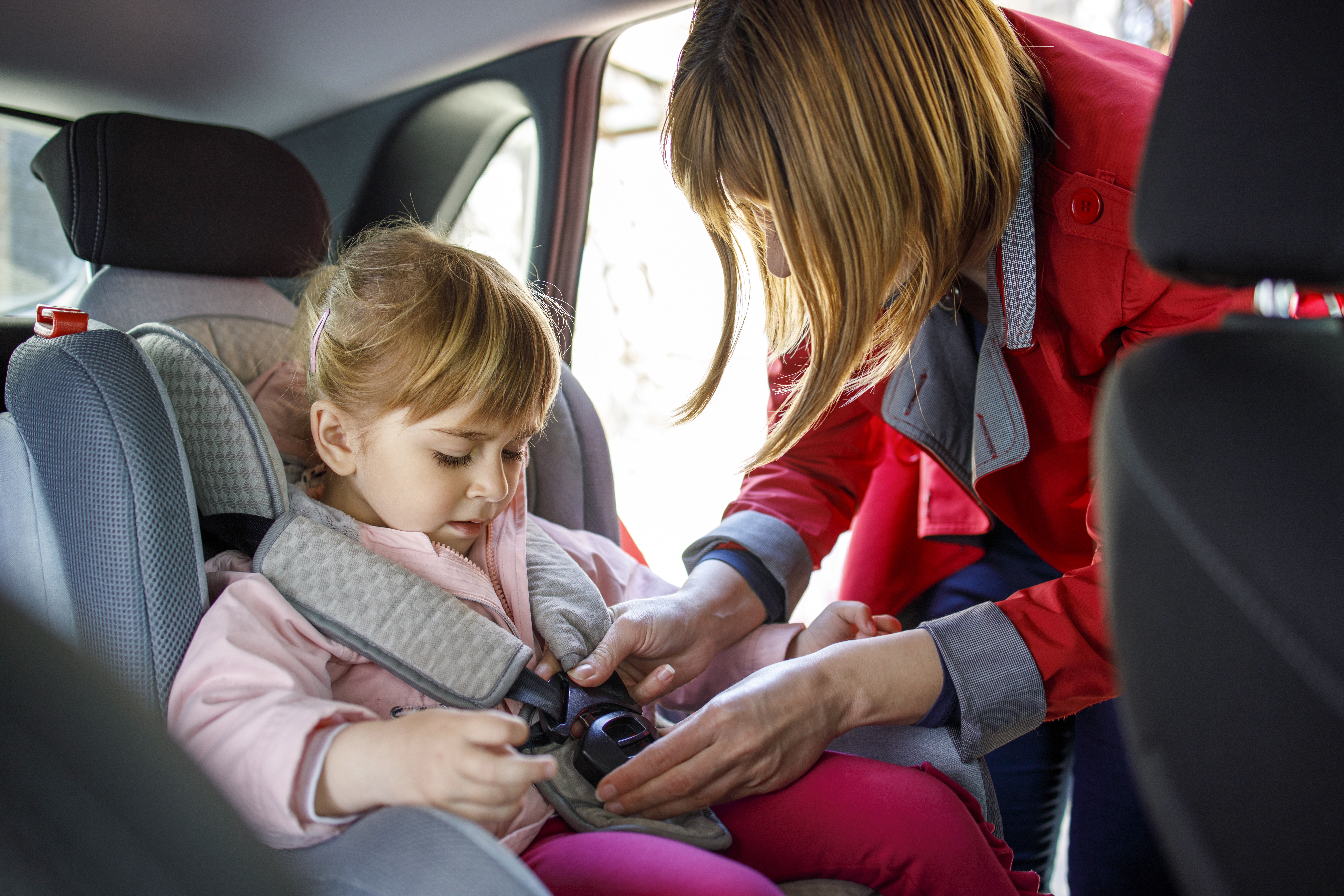 Când este obligatoriu înălțătorul auto pentru copii și ce sancțiuni pot primi șoferii care nu respectă legea în 2026