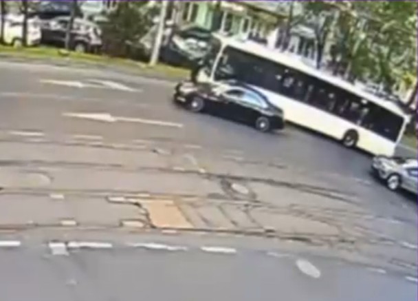 Incident șocant într-o intersecție din București: Momentul în care un șofer de autobuz e amenințat cu arma, în fața călătorilor