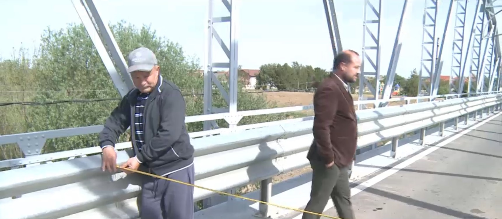 Situație paradoxală în Arad. Un pod reabilitat mai mult încurcă circulația pentru că e prea îngust: „Am întors și am trecut prin apă”