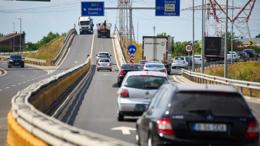 mașini pe autostradă