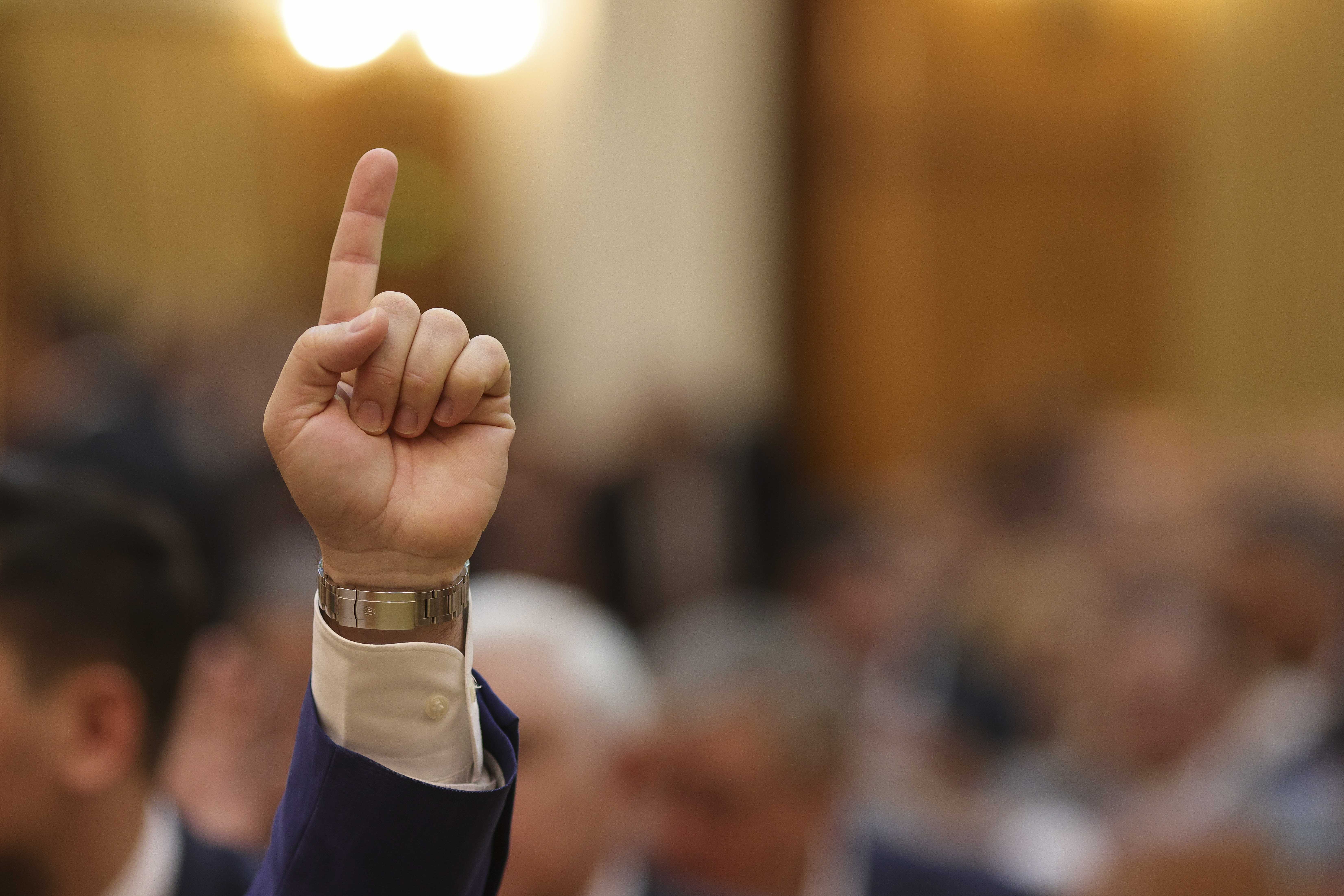 A început numărătoarea inversă până la moțiunea de cenzură. Cum arată calculele și scenariile înainte de „marțea neagră” în politică
