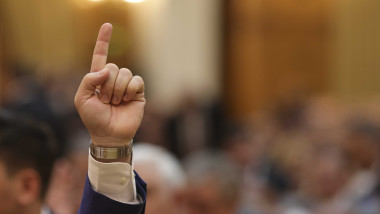 Peste 1.500 de români ies în stradă pentru Bolojan cu două zile înainte de moțiunea de cenzură PSD-AUR — image 6