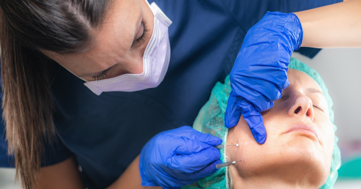 Percheziții în cabinetul unei femei din Sibiu care făcea proceduri de înfrumusețare și acte medicale complexe fără a fi medic